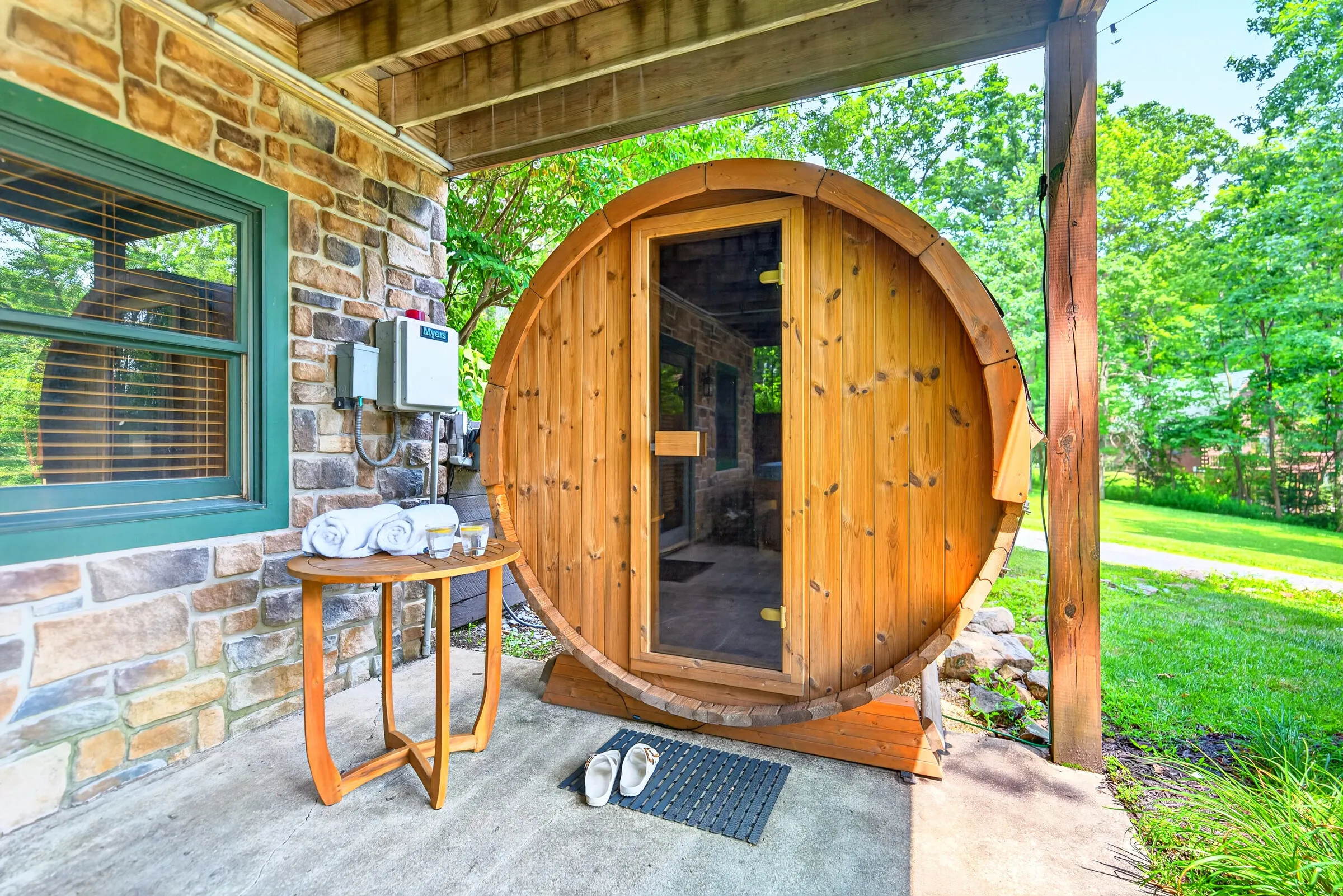 Hot tub & Finnish barrel sauna